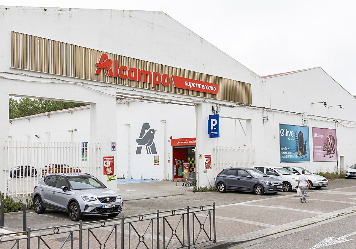 Alcampo ubicado en la avenida Herrera Oria de Santander, que cambiará de modelo.