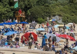 La playa de Los Peligros, este domingo, abarrotada de visitantes.