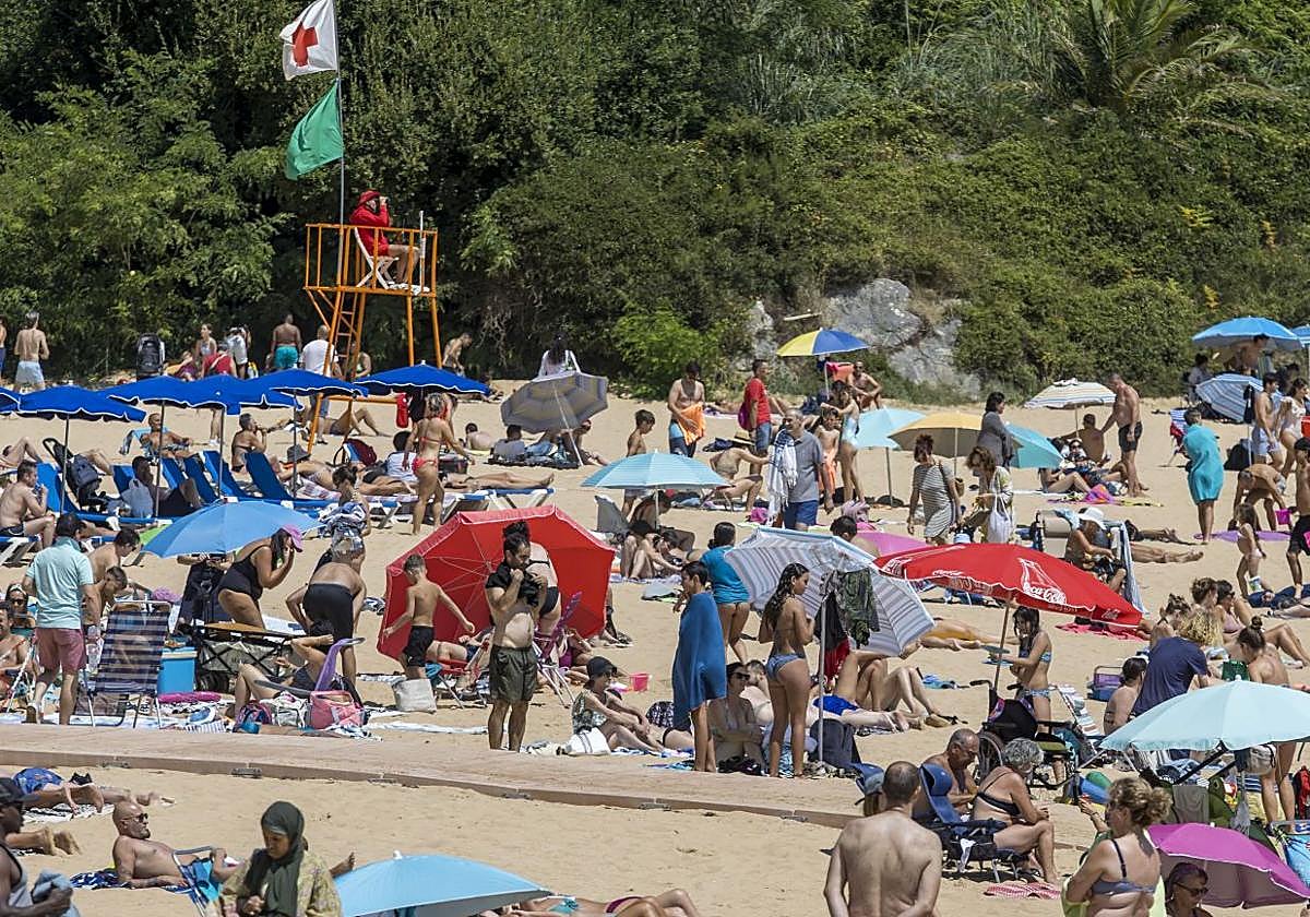 La playa de Los Peligros, este domingo, abarrotada de visitantes.