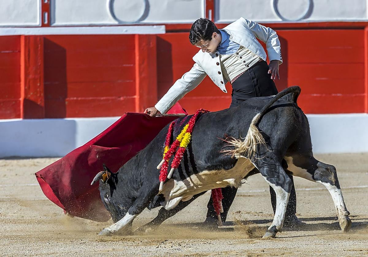 Hugo de Juana, en uno de los muletazos por el pitón al primer novillo de la tarde en Cuatro Caminos