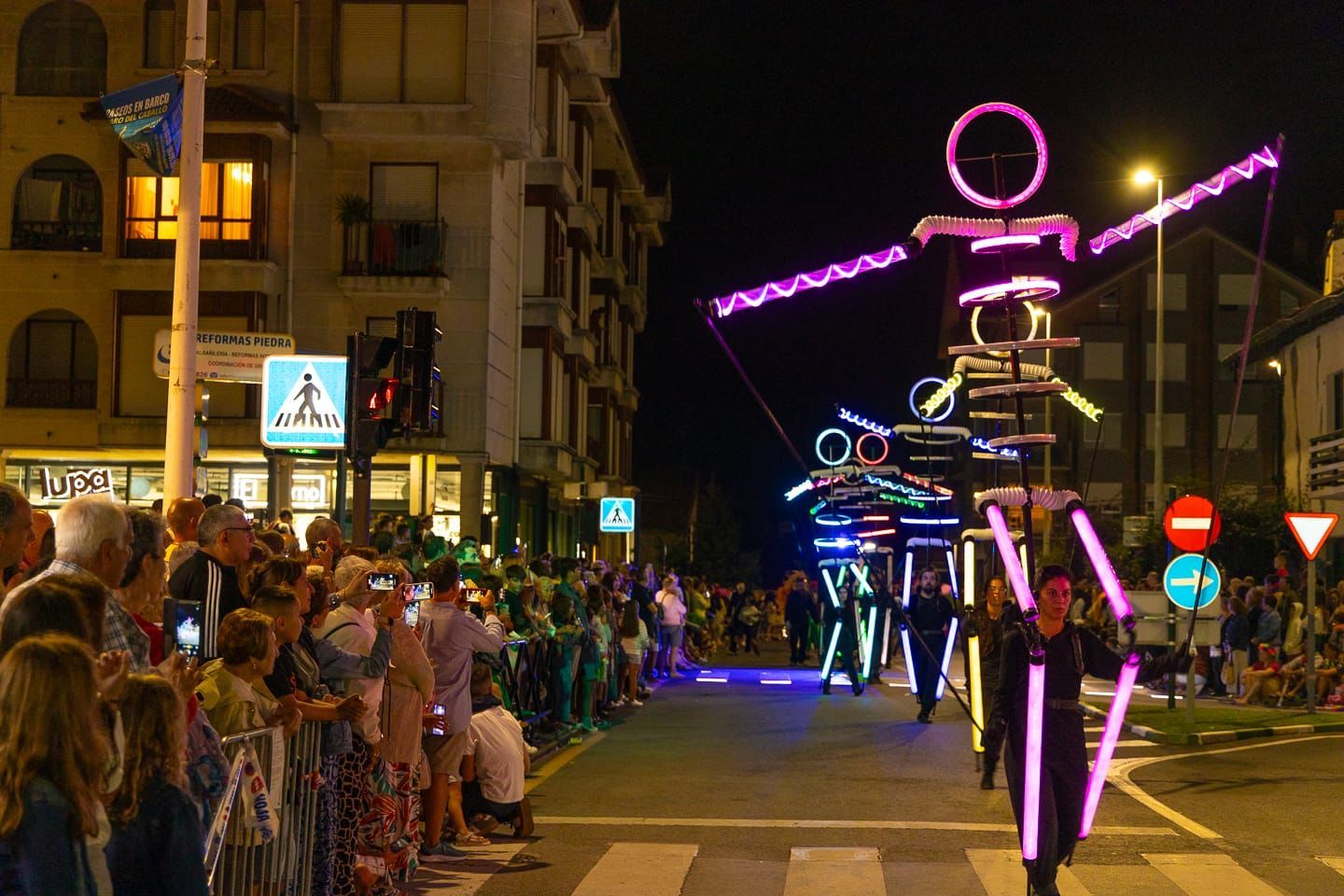 Los móviles de los espectadores no pararon de registrar durante el desfile