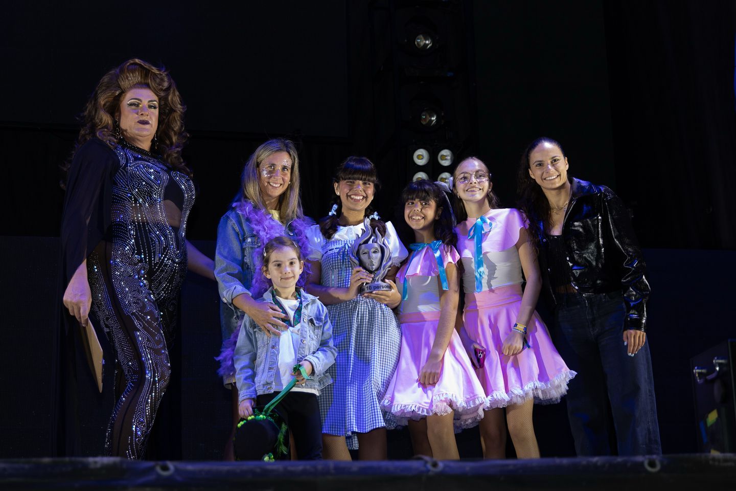 Integrantes del grupo que se presentó recreando personajes del Mago de Oz