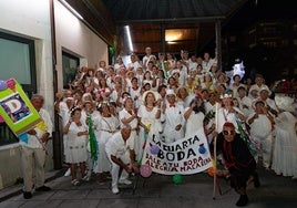 Un grupo que iba ataviado de boda ibicenca, todos de blanco riguroso, fue uno de los más numerosos