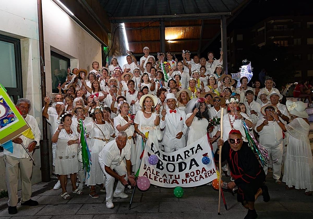 Un grupo que iba ataviado de boda ibicenca, todos de blanco riguroso, fue uno de los más numerosos