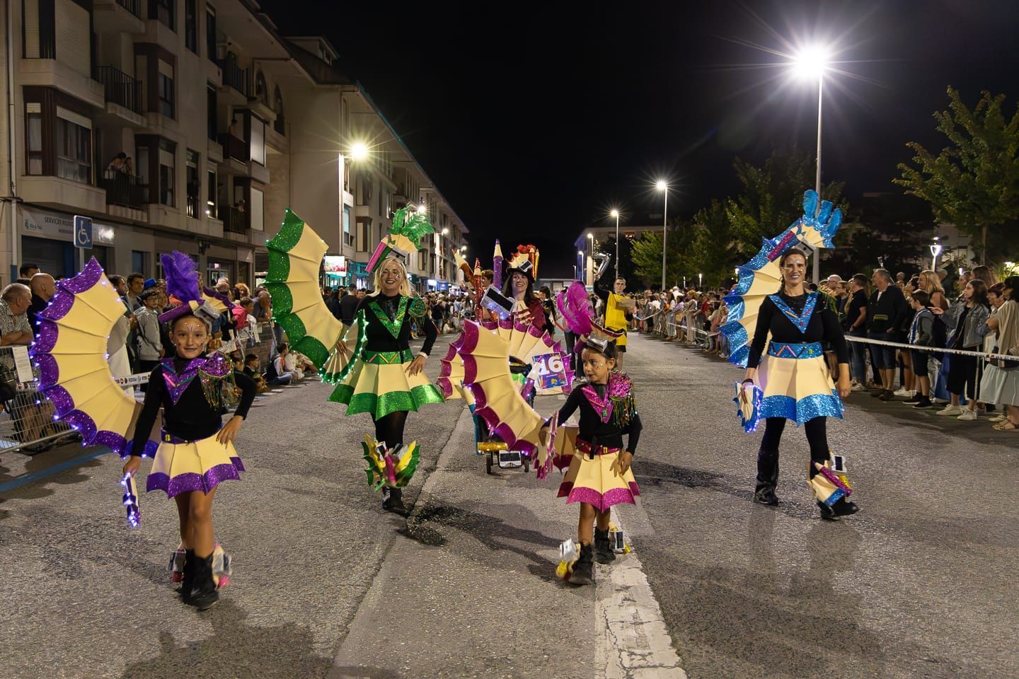 En el desfile se vieron todo tipo de propuestas: el grupo de lápices se llevó premio