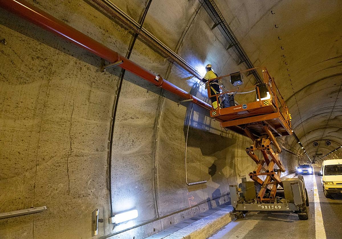 Obras de conservación en el túnel de Los Corrales.