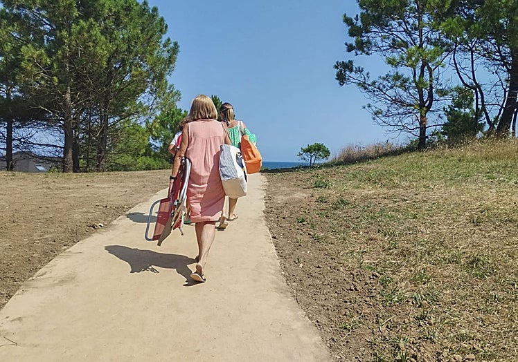 Bañistas de camino a la playa por el nuevo trazado.