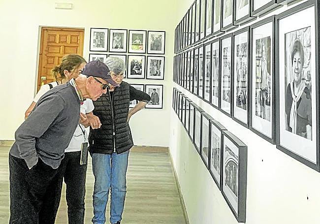 Los padres de Otí mirando sus fotografías.