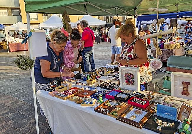 Los puestos ofrecen gran variedad de productos.