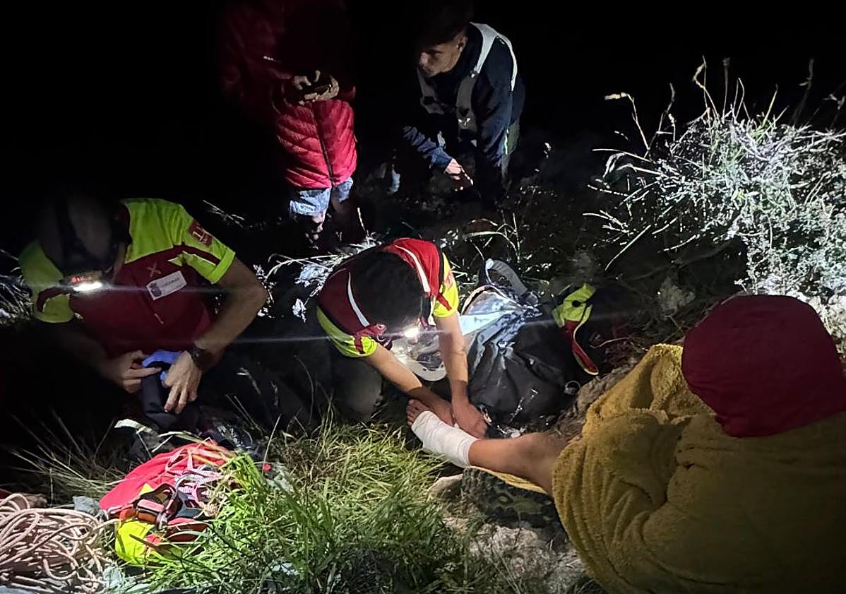 Imagen principal - Rescatado un joven que se cayó y se fracturó una pierna en un monte de Liendo