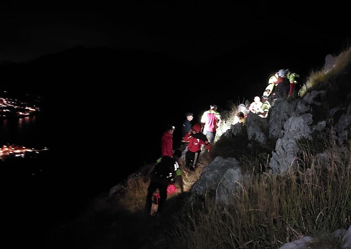 Imagen secundaria 1 - Rescatado un joven que se cayó y se fracturó una pierna en un monte de Liendo