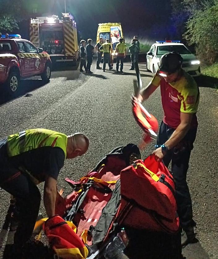 Imagen secundaria 2 - Rescatado un joven que se cayó y se fracturó una pierna en un monte de Liendo