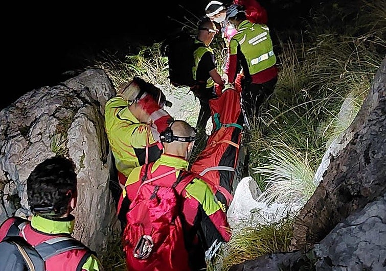Los bomberos y el equipo de rescate del 112 tuvieron que bajar en camilla al herido por el monte y durante la madrugada.
