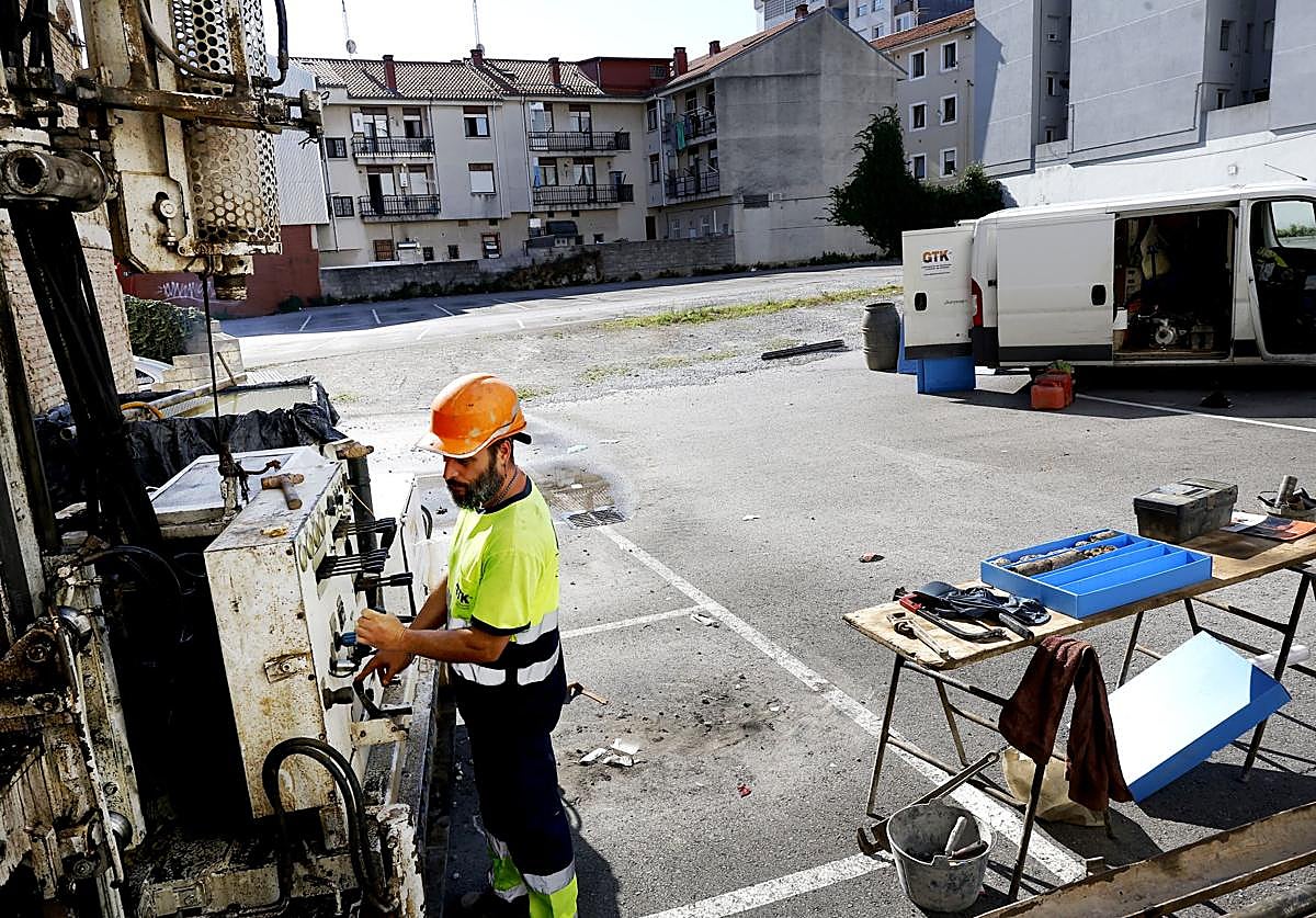 Operario realiza labores en el aparcamiento de Novalina.