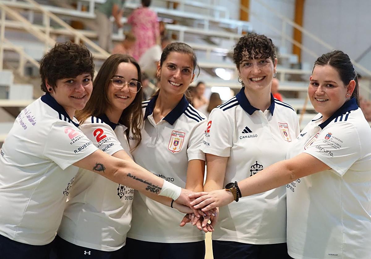 Las jugadoras de Camargo, tras ganar el título de Liga.