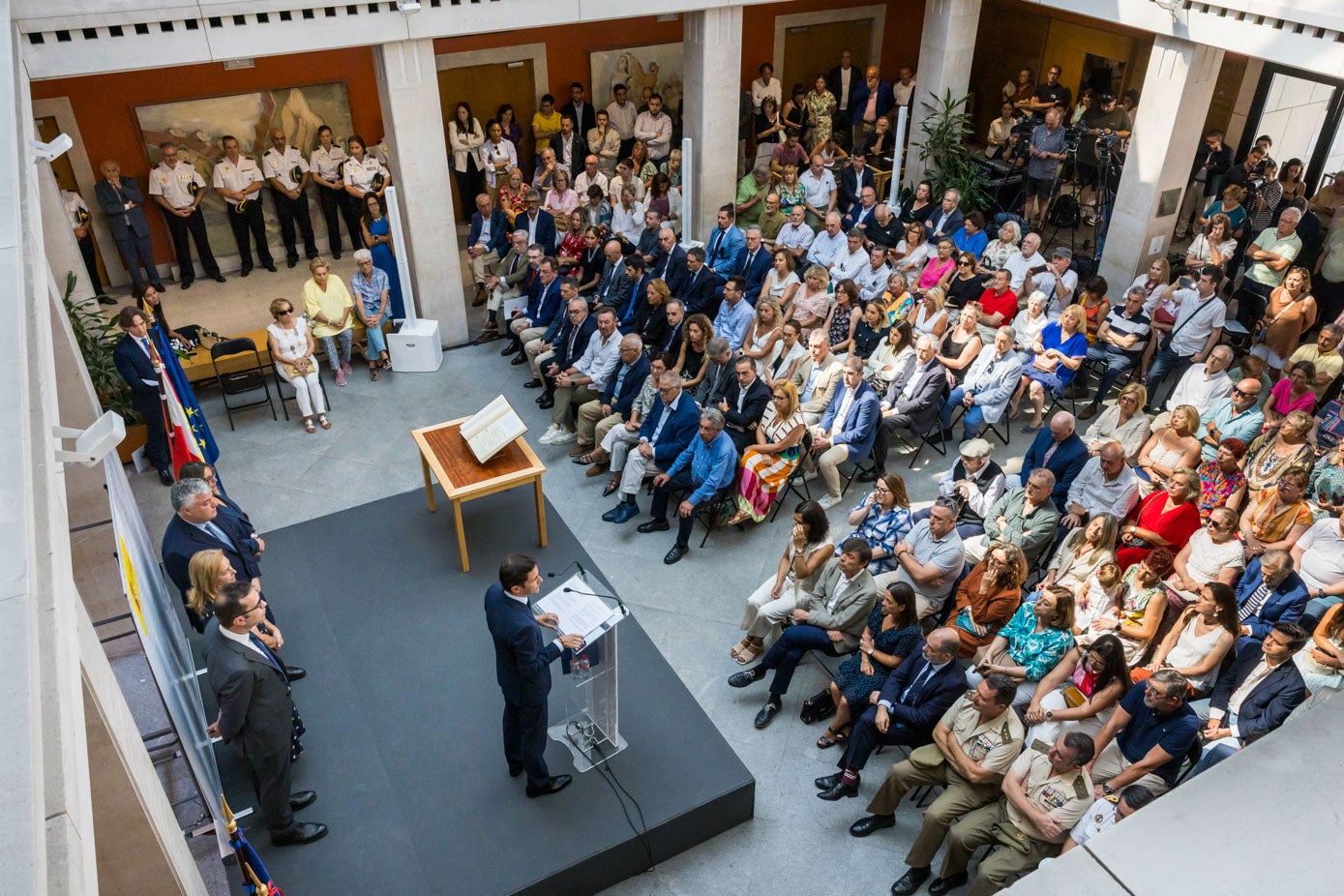 Casares se dirige a los asistentes al acto