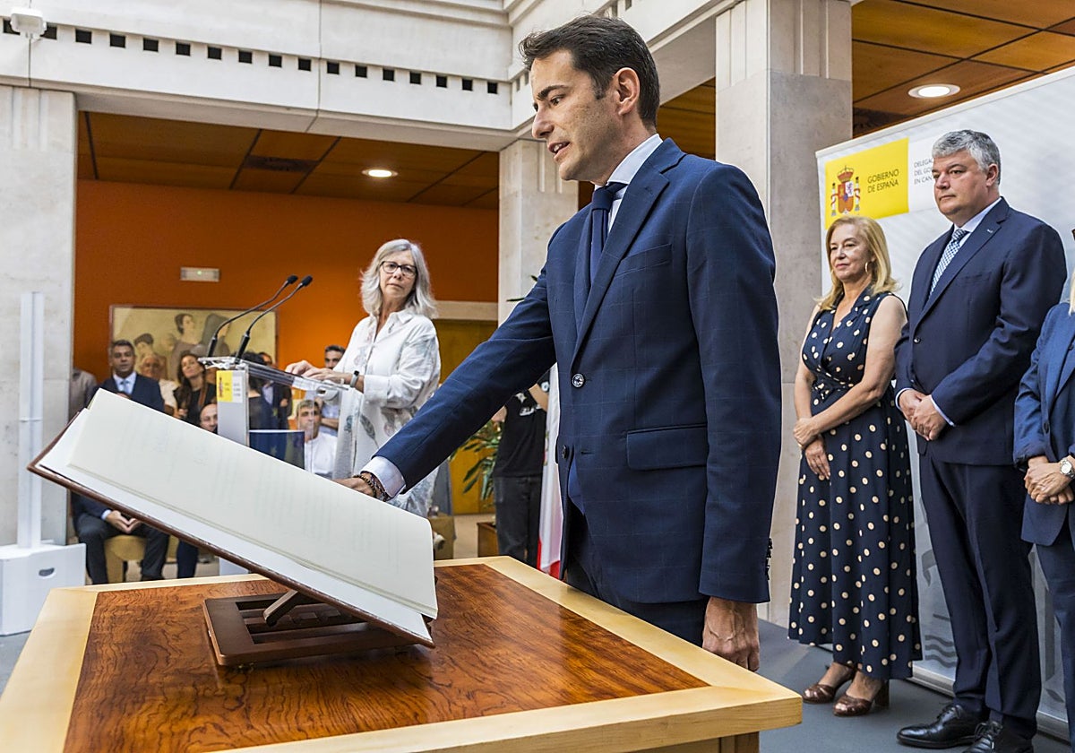 Pedro Casares promete su cargo como delegado del Gobierno en Cantabria.