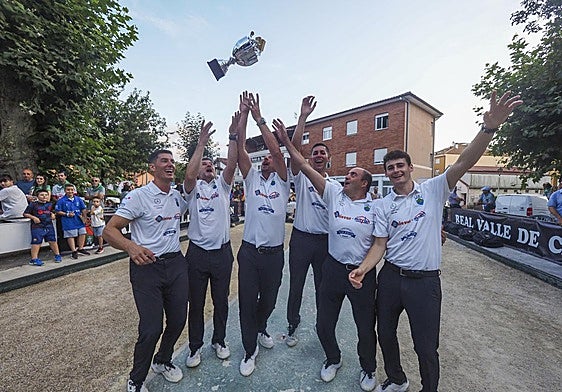 Víctor González, Rubén Haya, Sebi Iturbe, José Manuel González, Senén Castillo y Mario Pellón celebran el trofeo conquistado.
