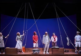 Los seis intérpretes que participan en la obra, que simula la cubierta de un barco.