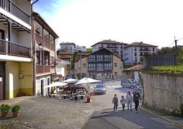 Visitantes acceden al Capricho de Gaudí a través de la plaza de Fuente Real en Comillas.