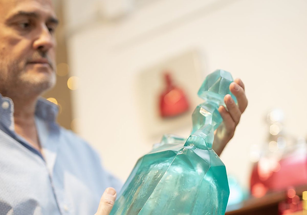 Felipe García-Bañón Saiz-Briz con una de las piezas que mañana estarán en Santander.