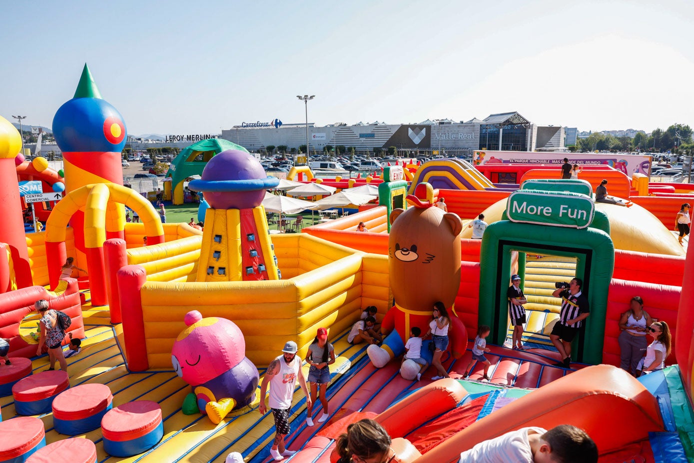 Vista desde uno de los toboganes de 7 metros, con Valle Real al fondo