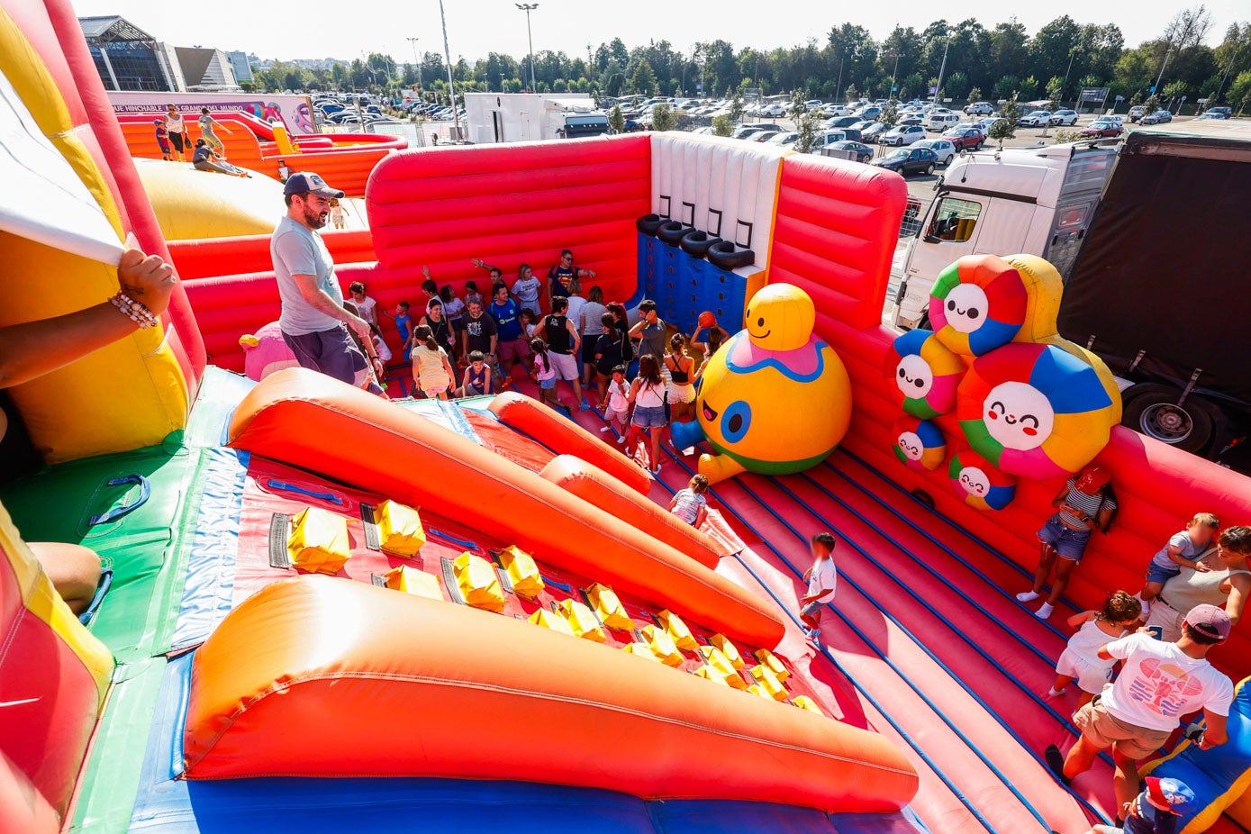 Colas para trepar y lanzar balones a las canastas