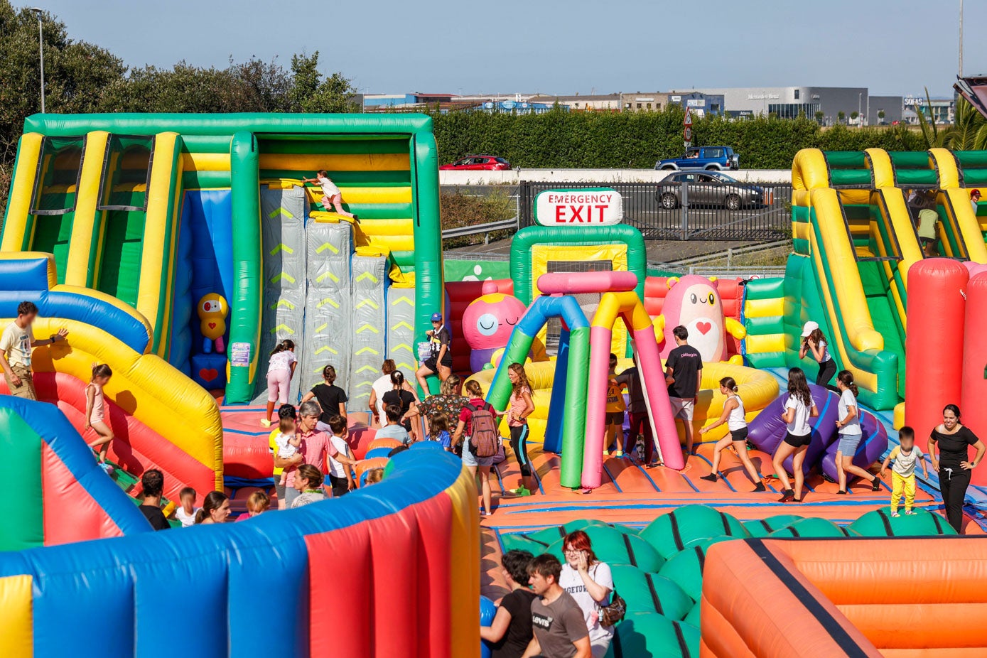 Niños haciendo cola y saltado en las diferentes actividades que ofrece el recinto