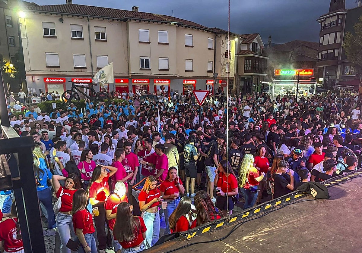 Multitudinaria afluencia de público joven en la macrodiscoteca Titanium el sábado, día de la presentación de las peñas.