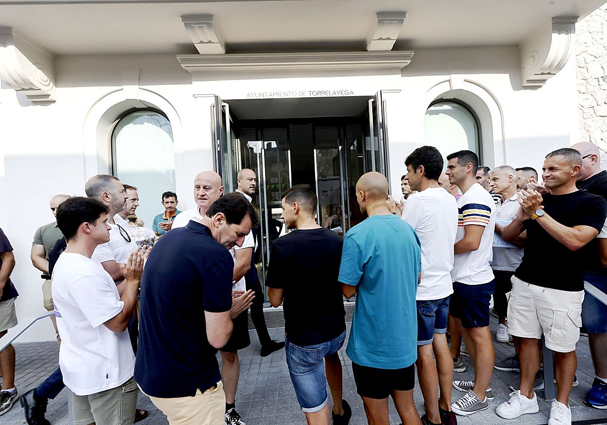 El alcalde de Torrelavega, Javier López estrada, accede al Pleno ante la mirada de los agentes concentrados.