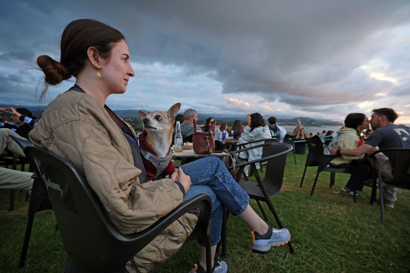 Los perros también son bienvenidos a disfrutar del atardecer en Gerra.