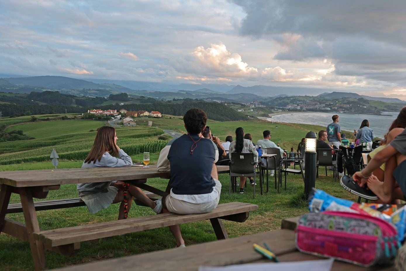 Mesas para disfrutar de las vistas con bebida y comida.