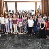 Foto de familia de los nuevos empleados del Ayuntamiento de Santander con la alcaldesa, Gema Igual, la directora del Emcan, Lucía Serrano, y la concejala de Empleo, Chabela Gómez-Barreda.