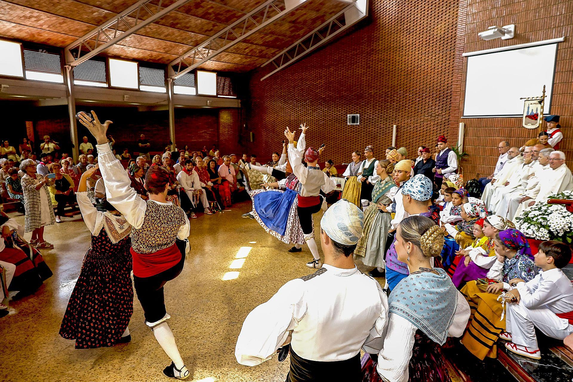 La parroquia del municipio fue escenario de los tradicionales bailes regionales.