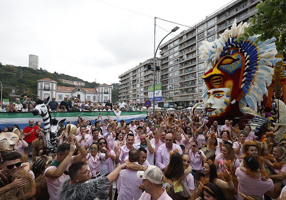 La carroza 'Una y mil veces' de la asociación 'Mi vida loca' conquistó la anterior edición de la Batalla de Flores, una festividad que se celebra a final de mes en Laredo.