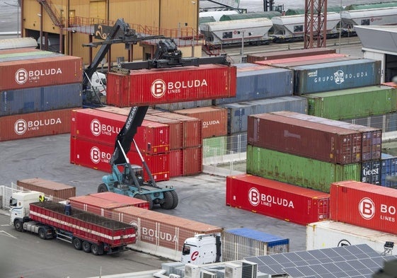 Trabajos con contenedores en la Terminal de Boluda en el Puerto de Santander.