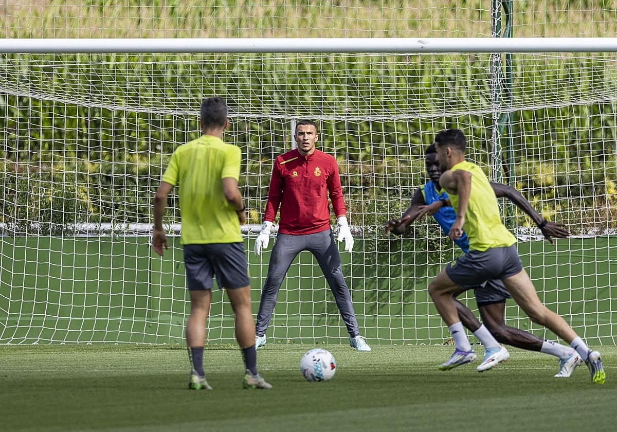El portero búlgaro Plamen Andreev, en el centro, es el único fichaje que el Racing ha realizado hasta ahora en este mercado veraniego.