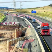 Los vahículos que circulan en sentido a Santander lo hacen por un carril de la calzada que lleva sentido a Palencia.
