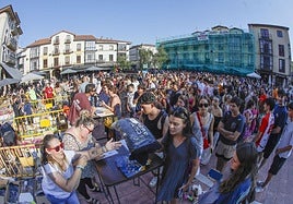 La entrega de las camisetas a las peñas, protagonistas estos días en Torrelavega.