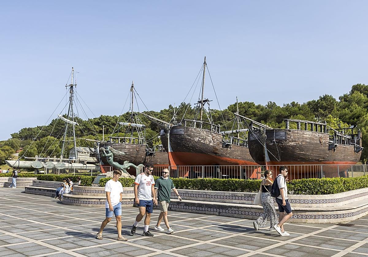 Los tres galeones de Vital Alsar, vallados, están deteriorados por el paso de los años y lucen desconchones en sus piezas de madera.