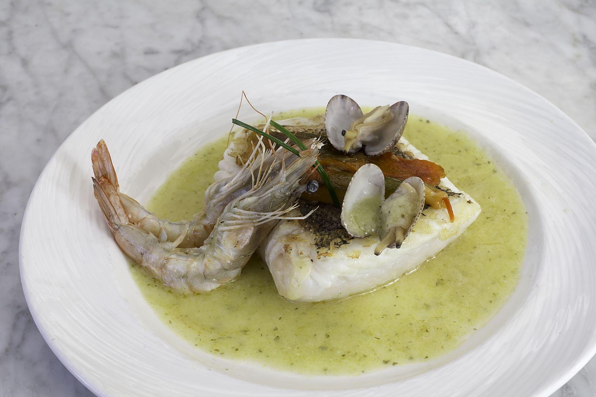 Pescado, con langostinos, almejas y pimientos. 