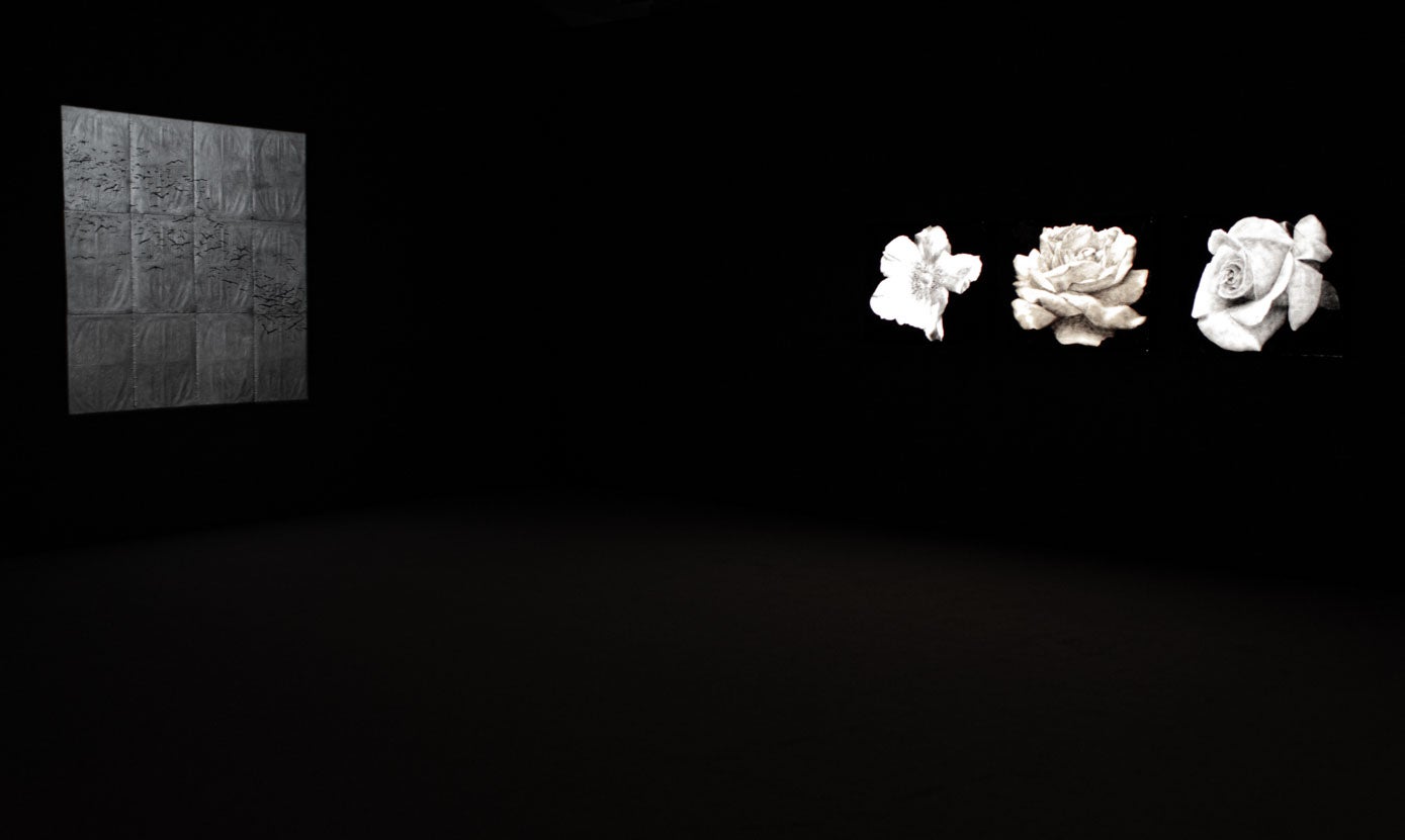 La muestra 'En el jardín de las nubes' recoge 17 obras del artista fallecido hace un año.