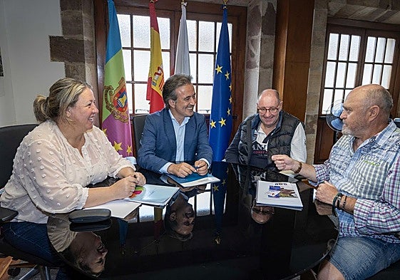 La concejala, el alcalde, el vocal en la junta vecinal y el presidente del a Asociación de Ostomizados de Cantabria.