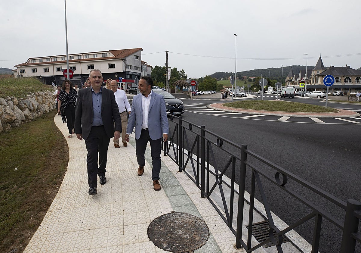 El consejero Roberto Media y el alcalde Carlos Caramés pasean por la rotonda de Puente Arce.