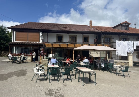 Fachada y terraza exterior.
