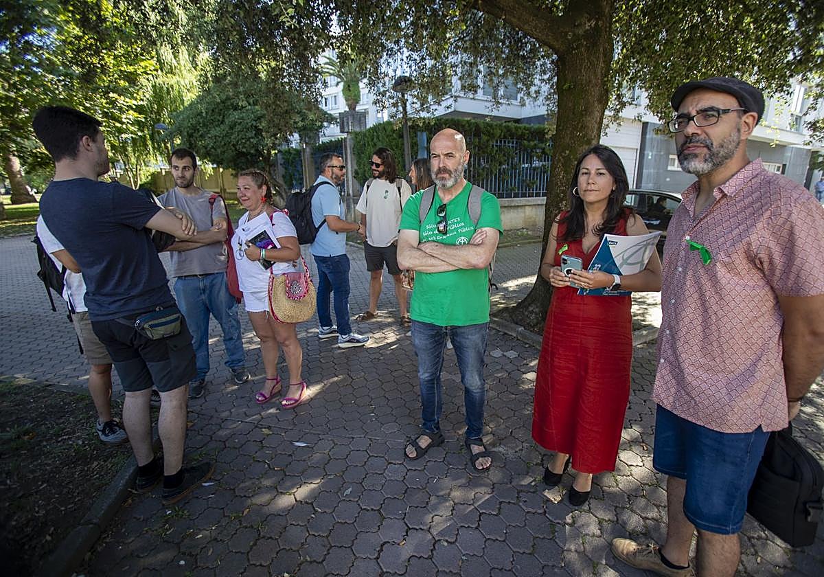 Representantes de la Junta de Personal Docente esperan antes de entrar a una reunión con la Consejería de Educación.