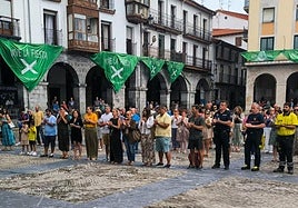 Autoridades y vecinos durante el minuto de silencio en la plaza del Ayuntamiento de Castro.