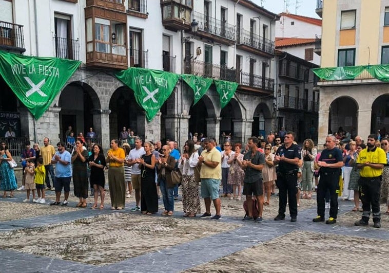 Autoridades y vecinos durante el minuto de silencio en la plaza del Ayuntamiento de Castro.