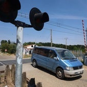 Una furgoneta cruza el paso a nivel de Monzón de Campos.