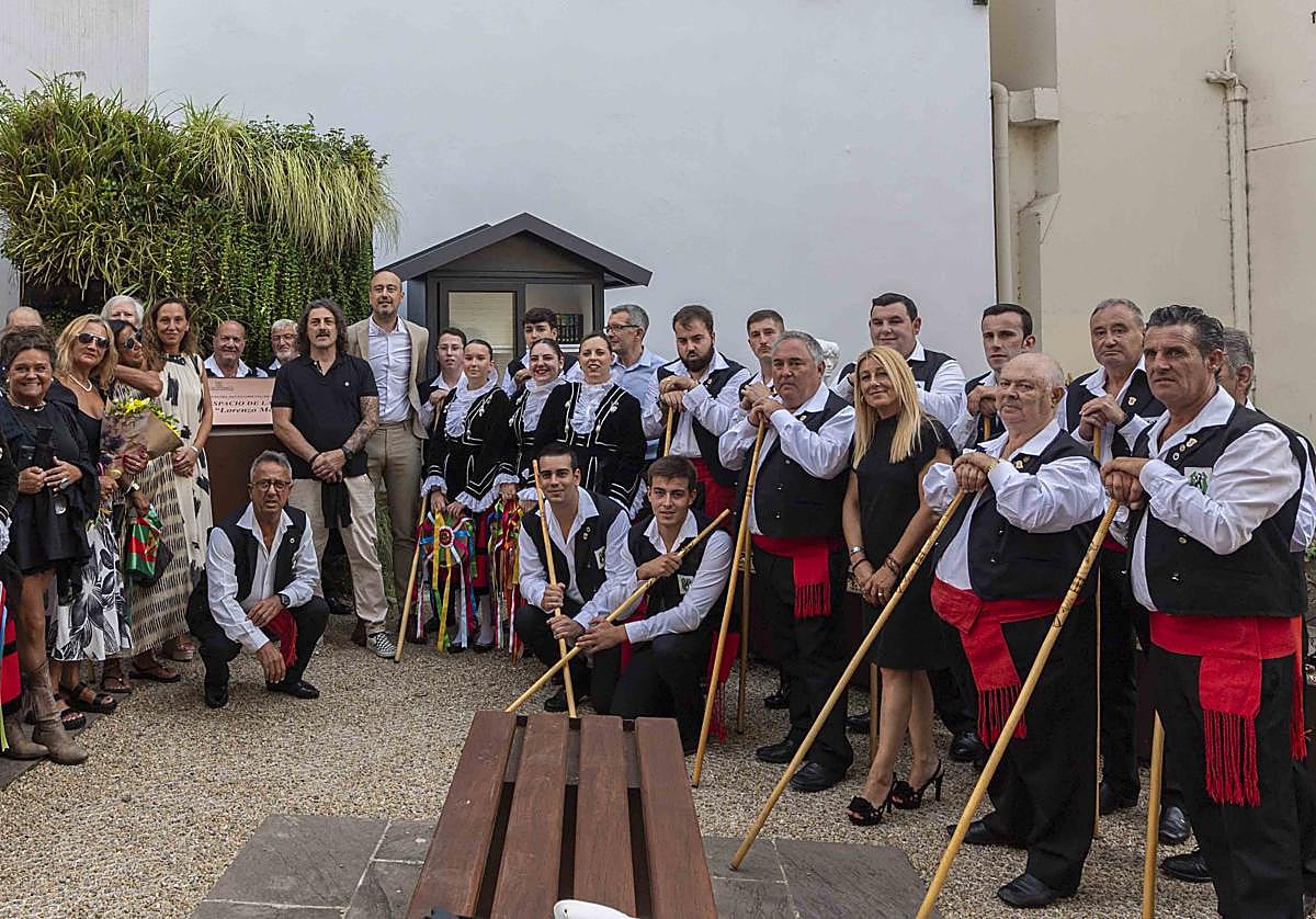 Familiares, amigos, compañeros del Ronda Garcilaso y autoridades descubren la placa en homenaje a Morante, en el Rincón de las Artes, frente al Concha Espina.